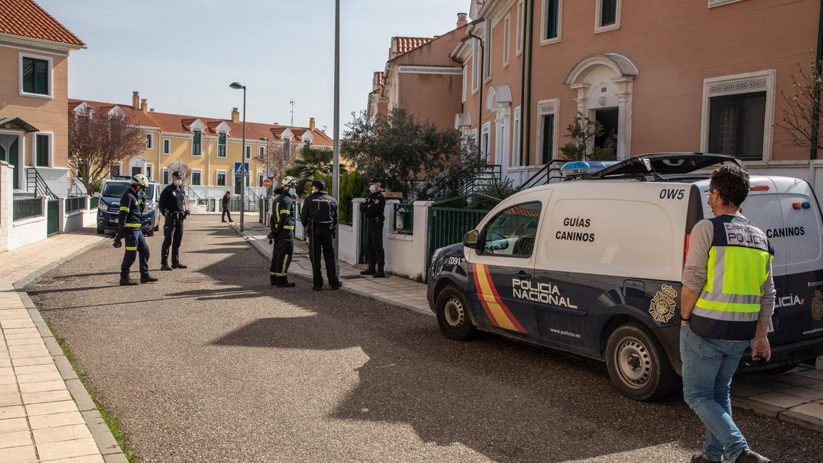 Policías nacionales custodian la operación de registro en el domicilio del funcionario municipal