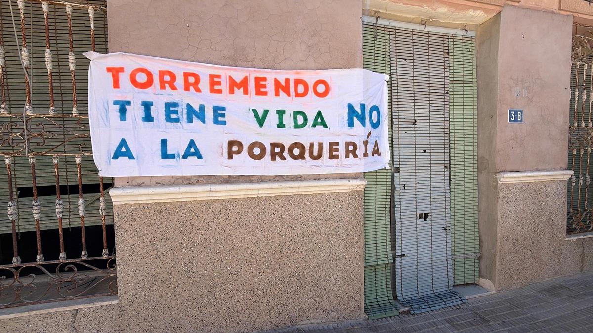 Una de las pancartas colocadas en el casco urbano de Torremendo