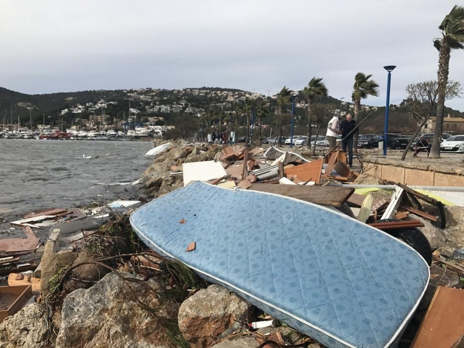 Der starke Wind, der seit Samstagfrüh (4.3.) auf Mallorca bläst, hat die ersten Schäden verursacht. Zwei Luxusyachten wurden im Hafen von Port d'Andratx durch den starken Wellengang gegen die Anleger der Mole gedrückt.