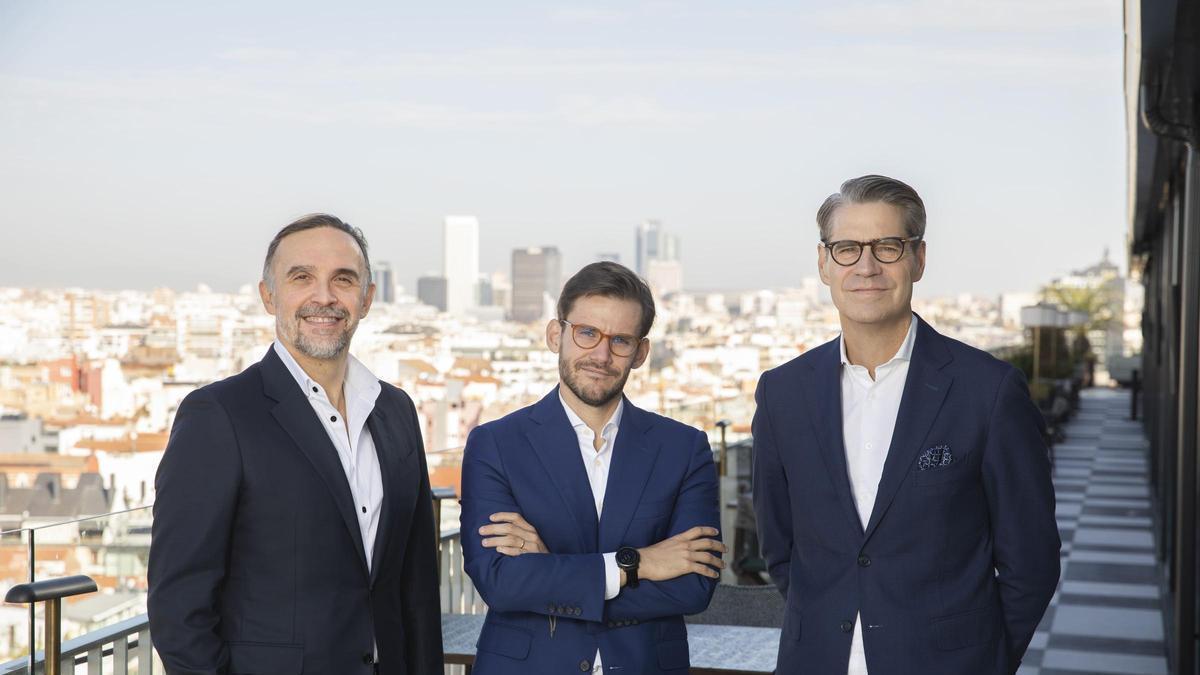 De izquierda a derecha: Sergio Garcia, socio fundador de Qualitas Funds; Joao Pita, director de inversiones, y Eric Halverson, socio fundador