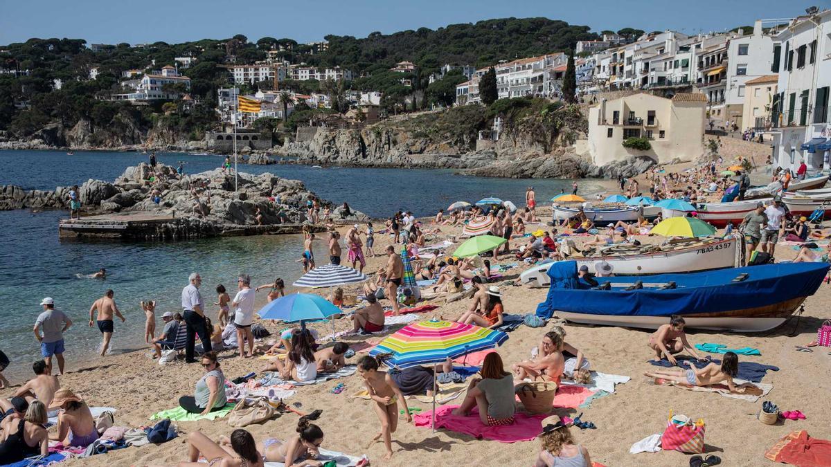 Una de les platges de Calella de Palafrugell, plena de banyistes