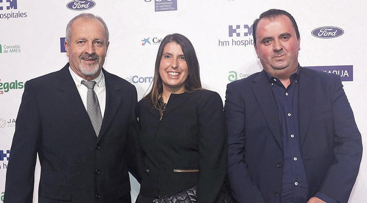 Los concejales de Rois Manuel Cobas Rey y José Luis Ares, con María Vilas, coordinadora del centro de día de  personas mayores de Rois