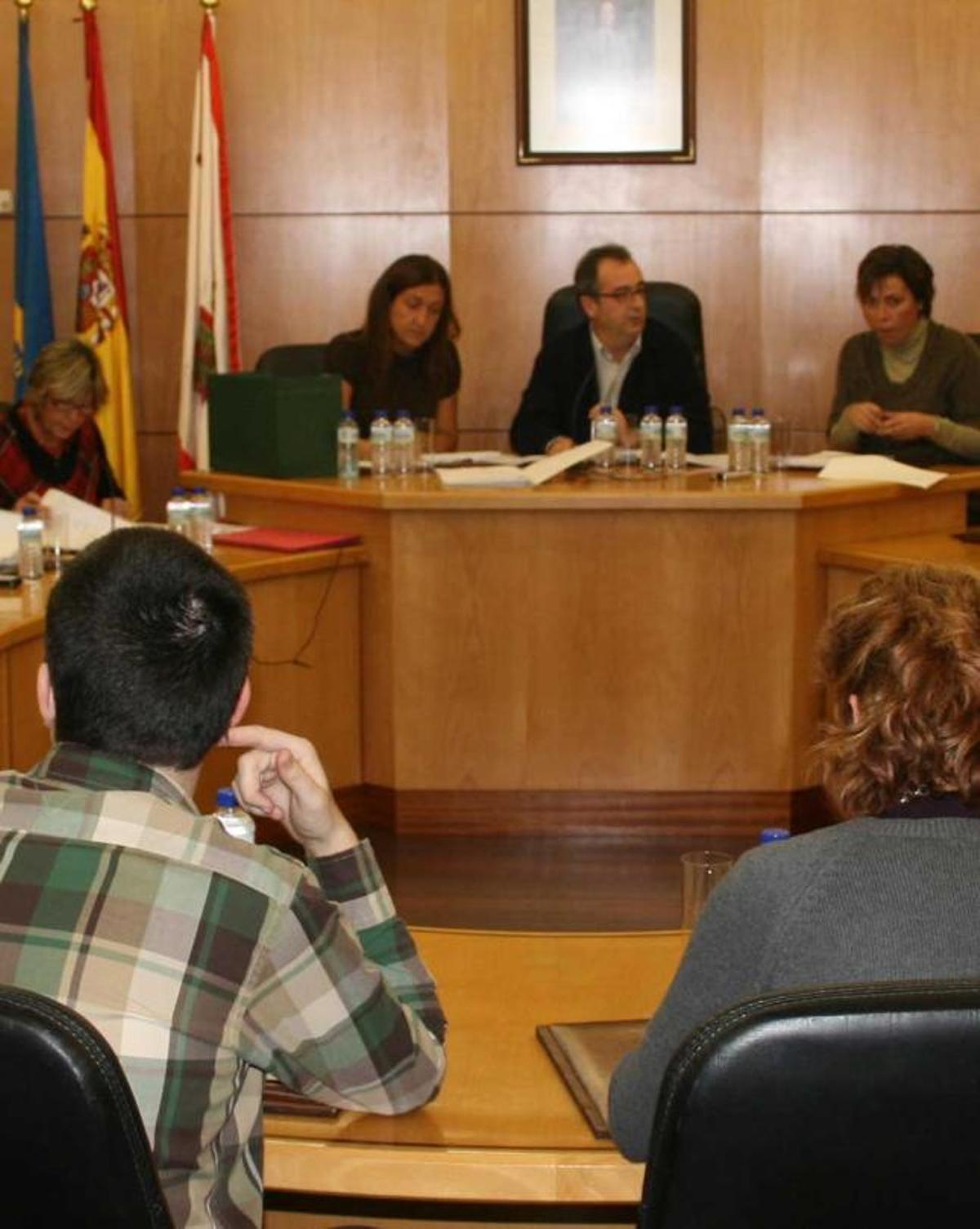 Concejales en el pleno de Carreño.