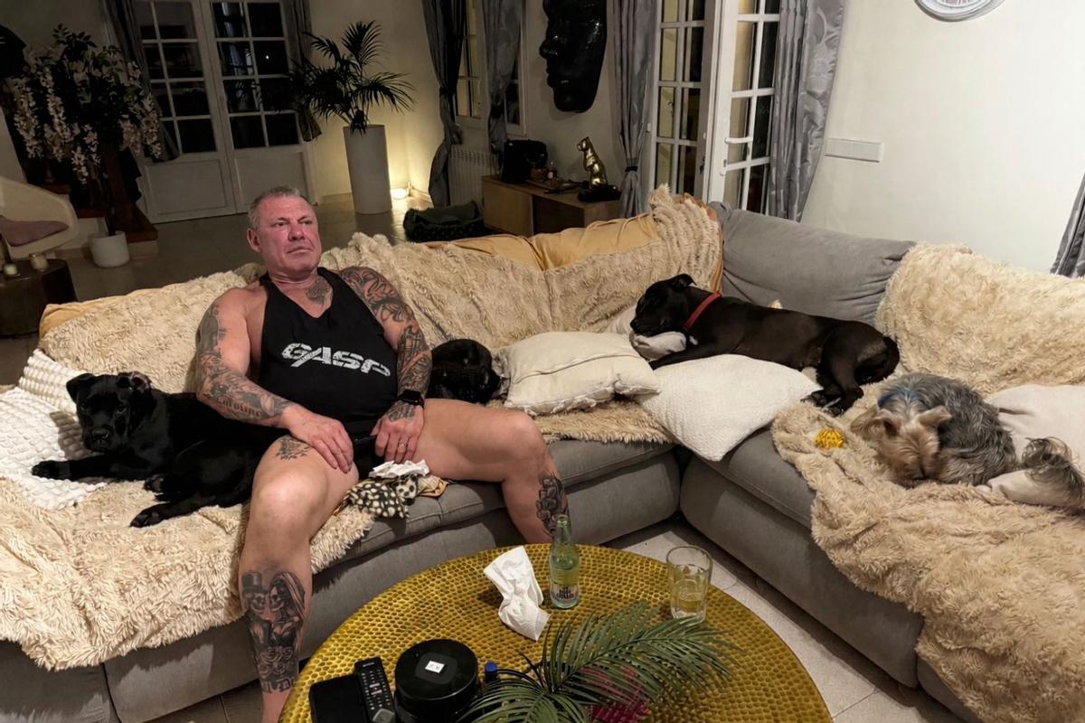 Andreas Robens mit einigen seiner Tiere.