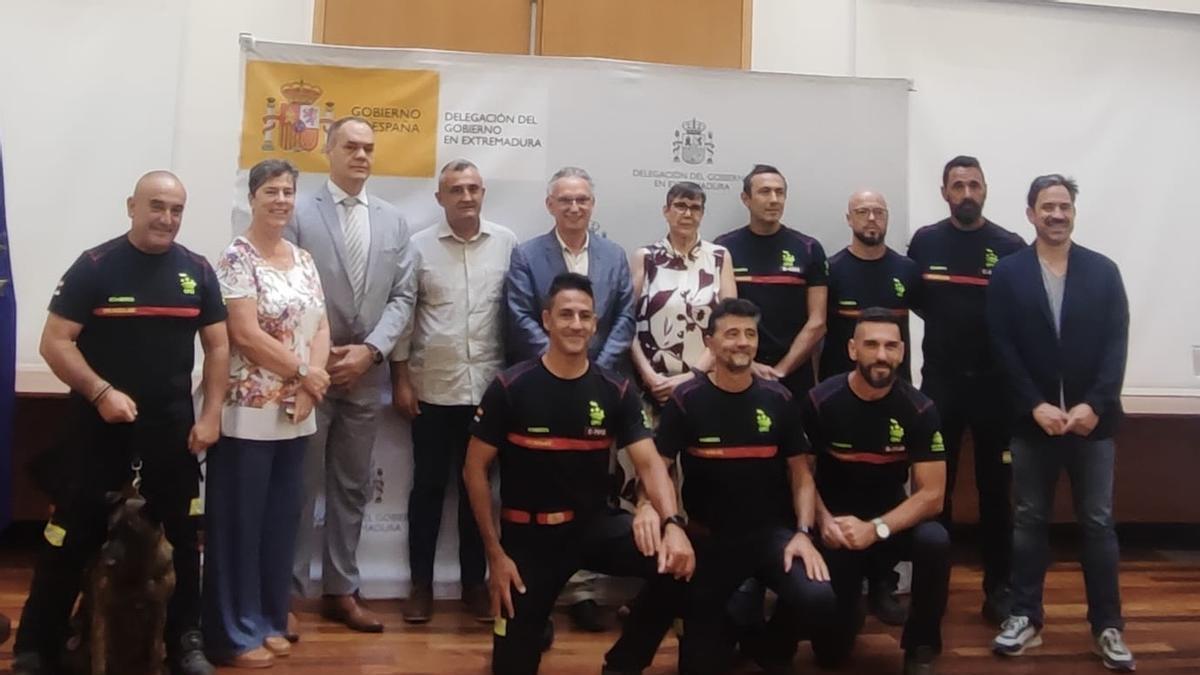 Los bomberos del Cepei, esta mañana en la Delegación del Gobierno.