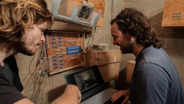Investigadors preparant el nou sistema amb tecnologia Raspberry Pi per estudiar ocells salvatges. | GALDRIC MOSSOLL / CREAF