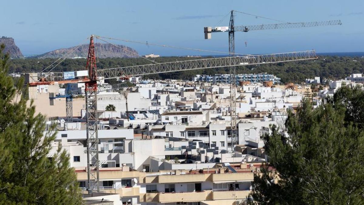 Grúas en el núcleo urbano de Santa Eulària.
