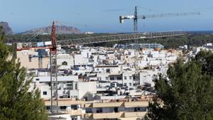 Grúas en el núcleo urbano de Santa Eulària.