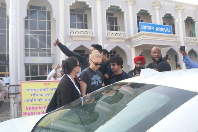 Sophie Turner y Joe Jonas llegando a Delhi