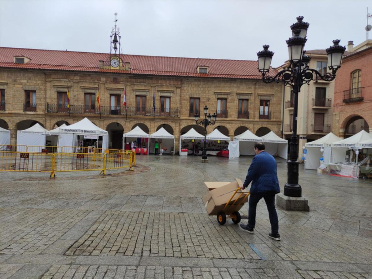 La lluvia obligó a los expositores a recoger antes de lo previsto sus artículos. / E. P.