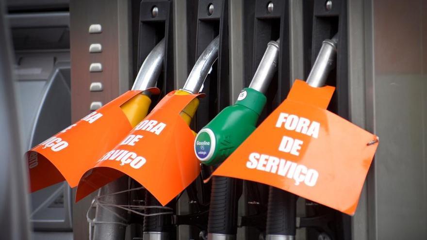 Carteles de fuera de servicio en una gasolinera de Lisboa.