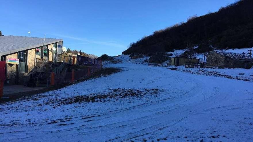 Una de las pistas de la estación invernal de Fuentes de Invierno, ayer.