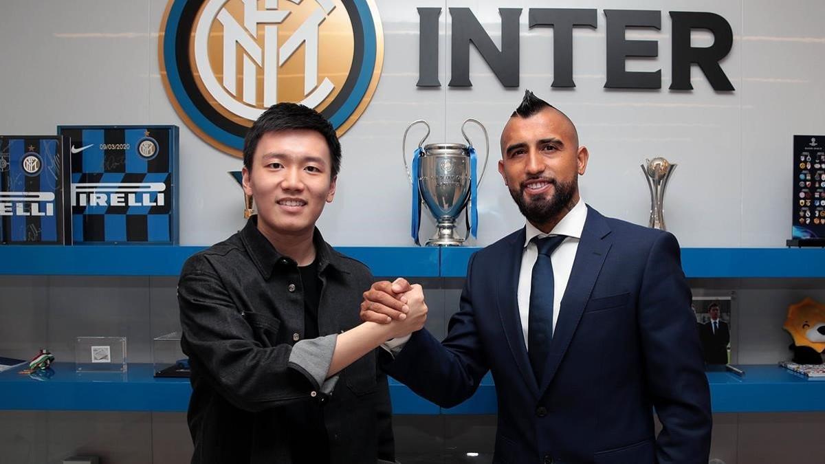 Steven Zhang, el propietario del Inter, posa con Arturo Vidal.