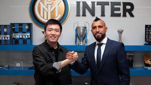 Steven Zhang, el propietario del Inter, posa con Arturo Vidal.