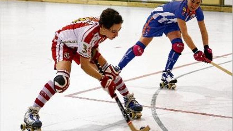 La capitana Carla Dorca, en una jugada davant Natasha Lee en el partit de l&#039;anterior lliga contra el Voltregà.