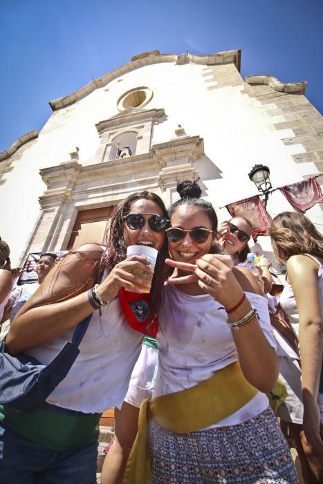 La ermita de San Roque congrega a decenas de personas para comenzar los festejos patronales y de Moros y Cristianos