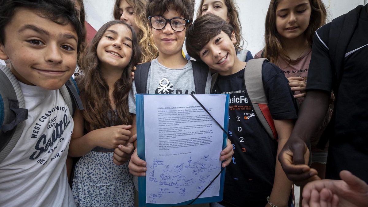 Barcelona 19/06/2023 Gabriel Cáceres (en el centro de la imagen con gafas), un alumno de sexto de primaria de la Escola la Llacuna del Poblenou, con NEE necesidades educativas especiales le han asignado un instituto no adscrito y alejado de su entorno. Los compañeros y compañeras de clase han escrito una carta al Consorci d’Educació para que su amigo se quede en un instituto de referencia. Foto de Ferran Nadeu