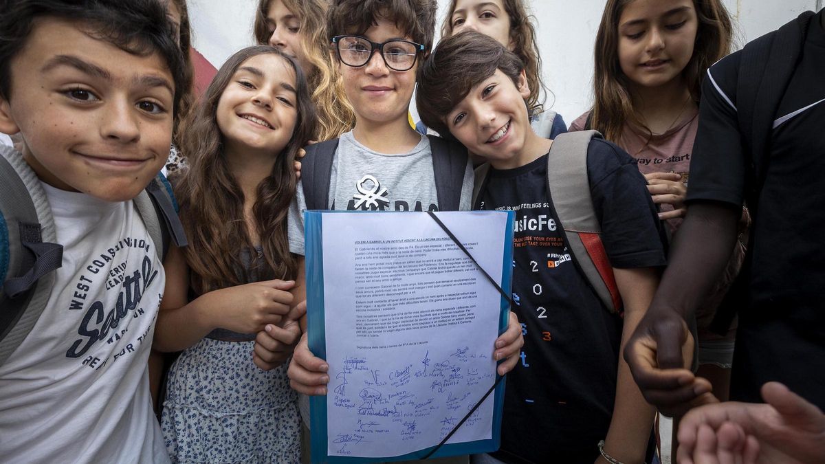 Barcelona  19/06/2023 Gabriel Cáceres (en el centro de la imagen con gafas), un alumno de sexto de primaria de la Escola la Llacuna del Poblenou, con NEE necesidades educativas especiales le han asignado un instituto no adscrito y alejado de su entorno. Los compañeros y compañeras de clase han escrito una carta al Consorci d’Educació para que su amigo se quede en un instituto de referencia.  Foto de Ferran Nadeu