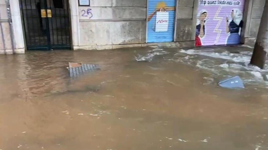 Cerca de 600 viviendas se quedan sin agua en el centro de Palma por un reventón que inunda portales y comercios