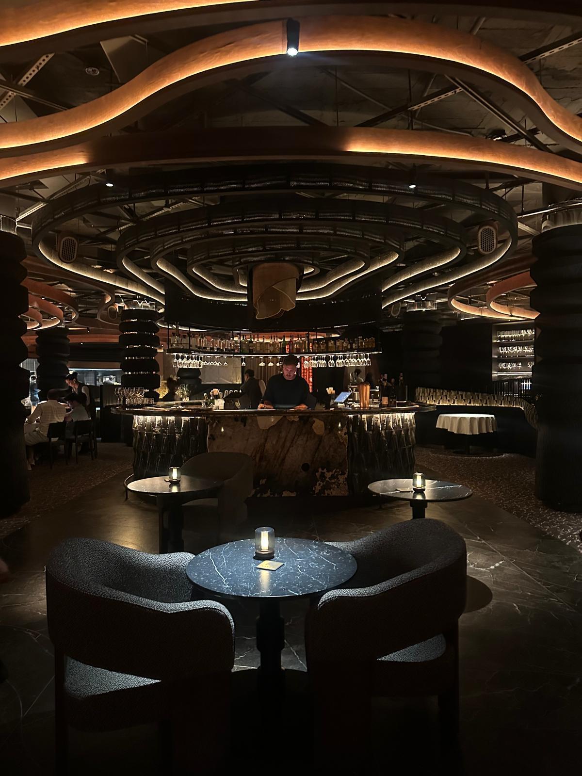 Interior de LEÑA Ibiza, la nueva apertura de Dani García junto a Lobito de Mar en Baleares.