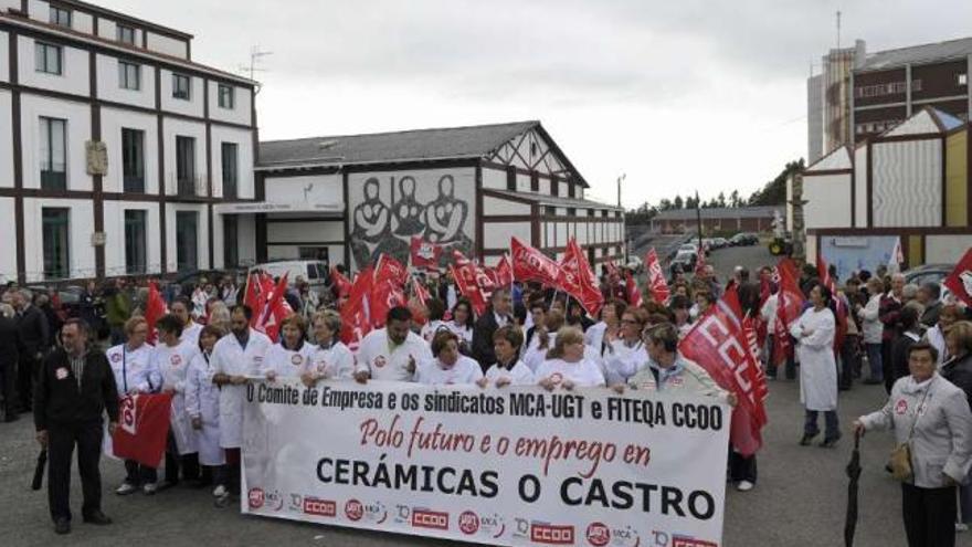 Protesta en O Castro, en 2010, tras la presentación del despido colectivo que rechazó la Xunta. / juan varela