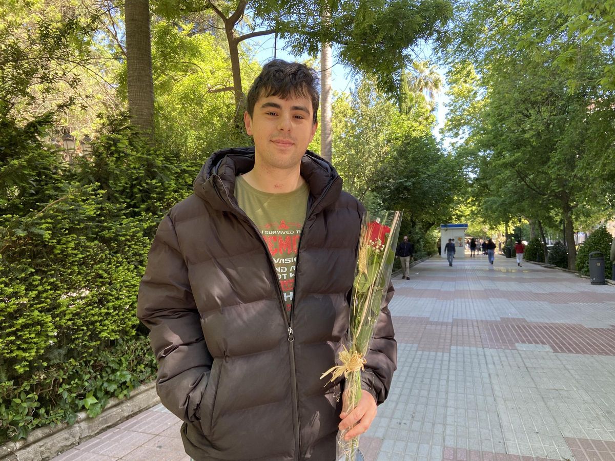 José Antonio Falcón con su rosa recién comprada.