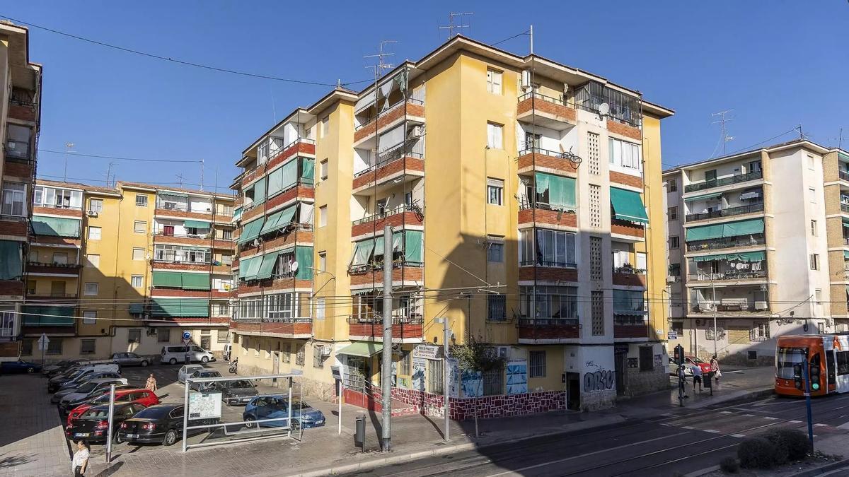 Un nuevo retraso en la rehabilitación de bloques de Virgen del Remedio de Alicante inquieta a los vecinos