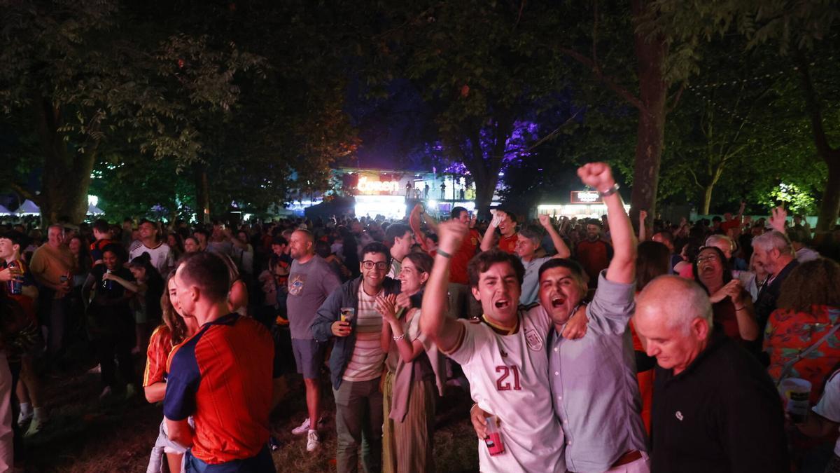 Gijón celebra el pase de España a semifinales en el parque de los Hermanos Castro con Amaia Montero