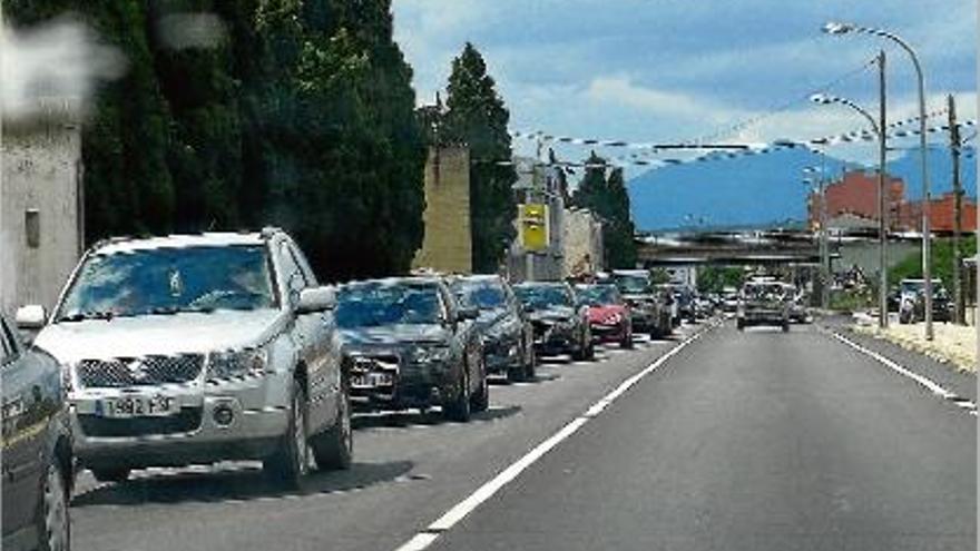 El tram de via pendent va registrar nombroses cues el passat pont de l&#039;u de maig.