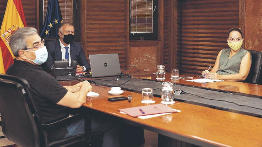 Román Rodríguez, a la izquierda, con Ángel Víctor Torres y Noemí Santana, en el Consejo de Gobierno.