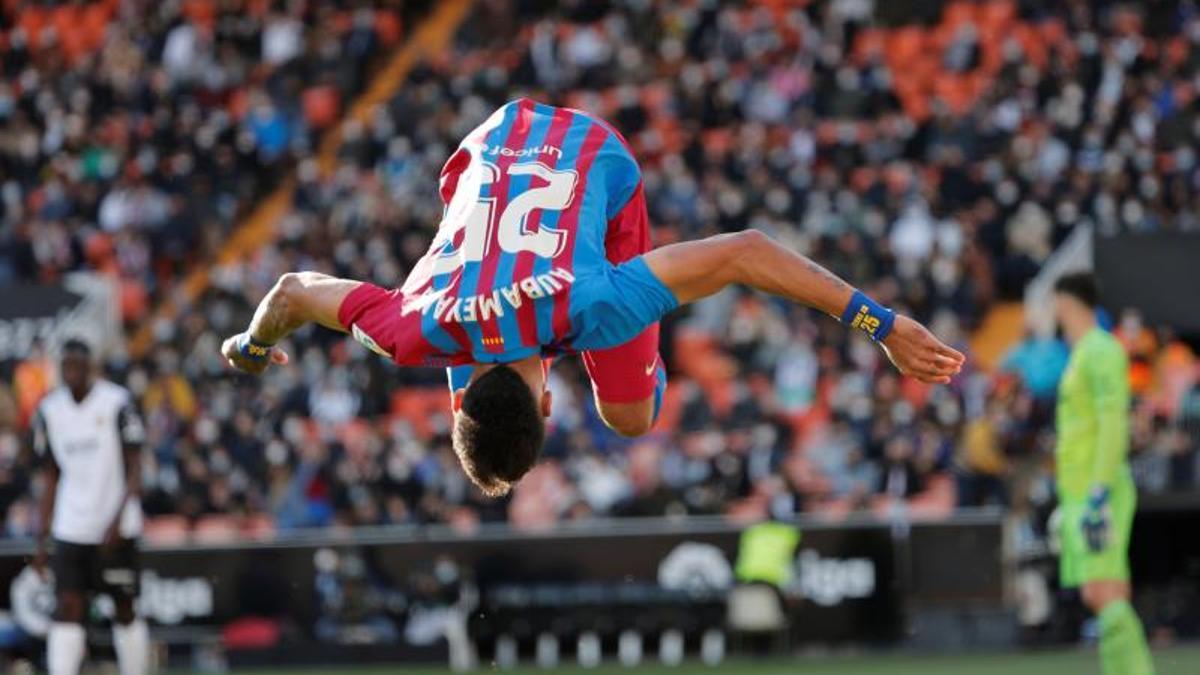 "¡Silenciando Mestalla!" Así ha narrado la radio el primer tanto de Aubameyang con el Barça