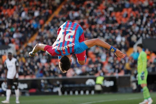 ¡Voltereta mágica! Así celebró Aubameyang su primer gol con el Barça