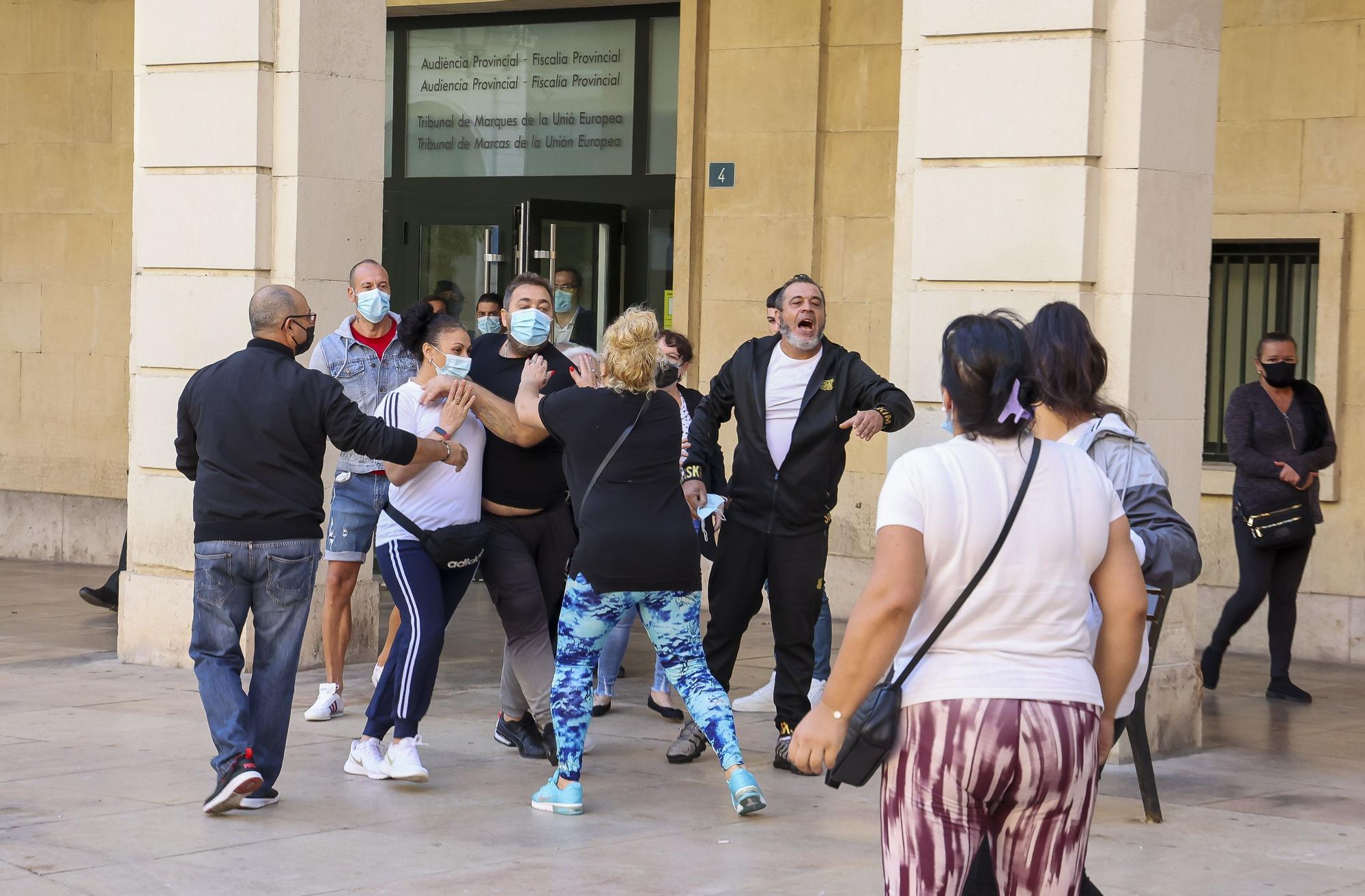 19/10/2021 | Tensión entre familias a las puertas de la Audiencia Provincial