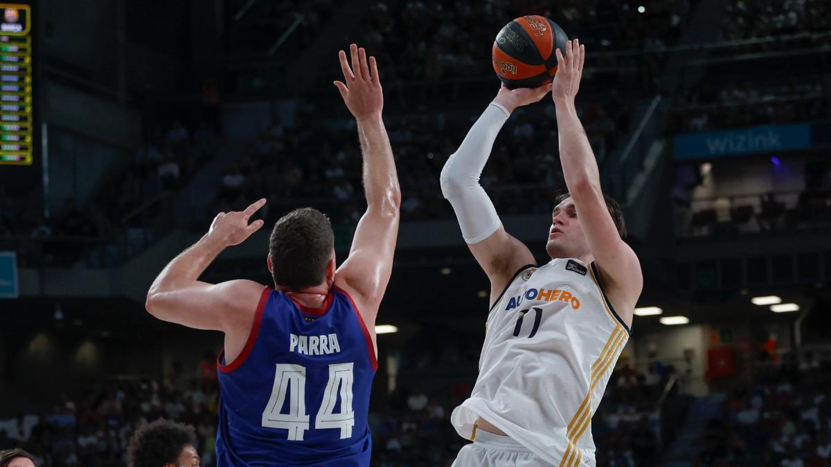Hezonja, en una acción de partido ante el Barça