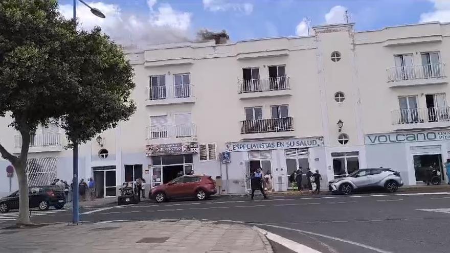 Un incendio en un restaurante de Arrecife obliga a desalojar un edificio de viviendas