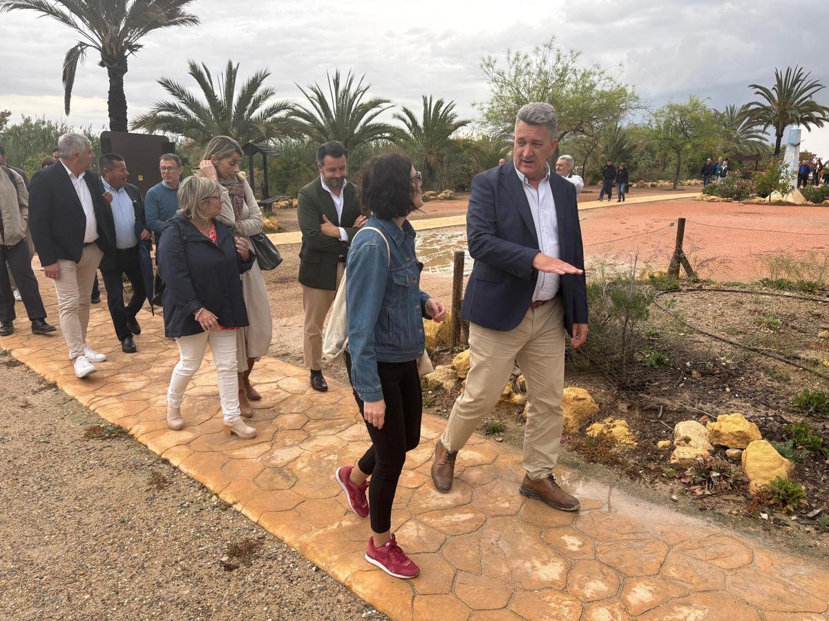 En primer término, el conseller de Medio Ambiente en su vistia de este viernes a El Hondo