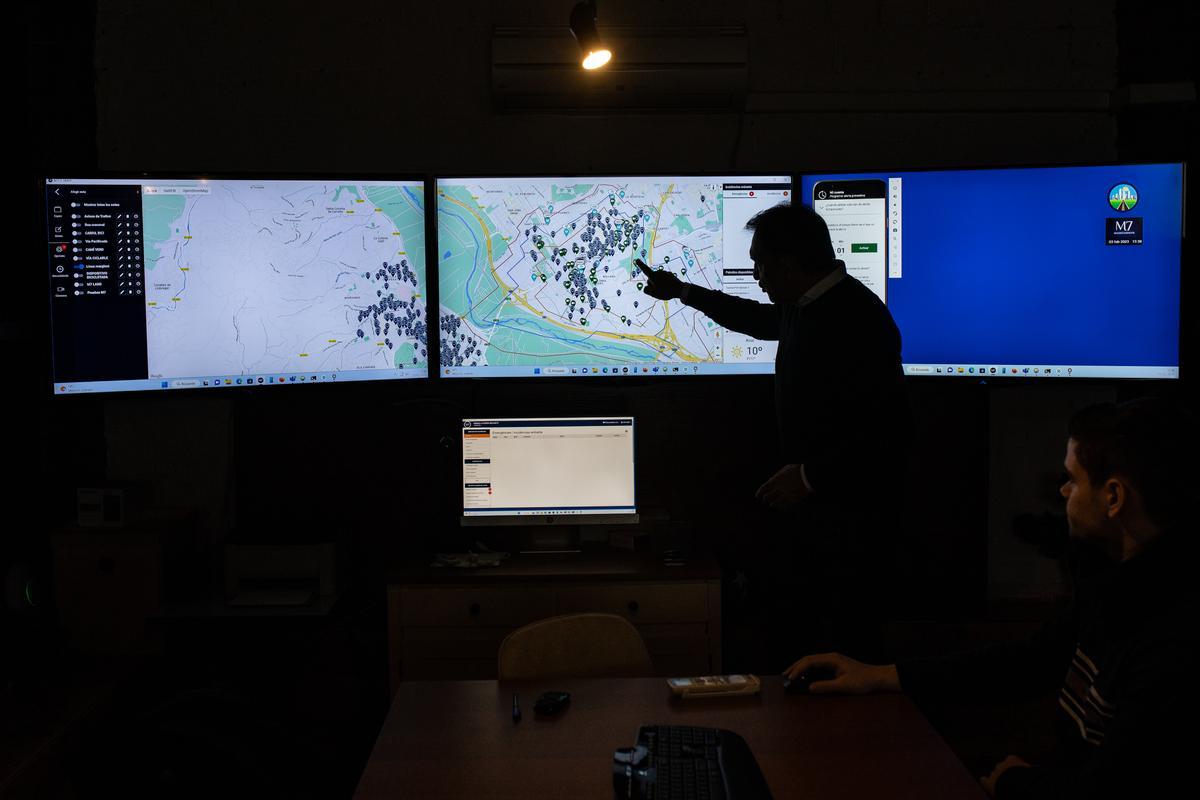 Monitores con el mapeo del territorio en la sede de la empresa Einsmer en Cornellà de Llobregat.