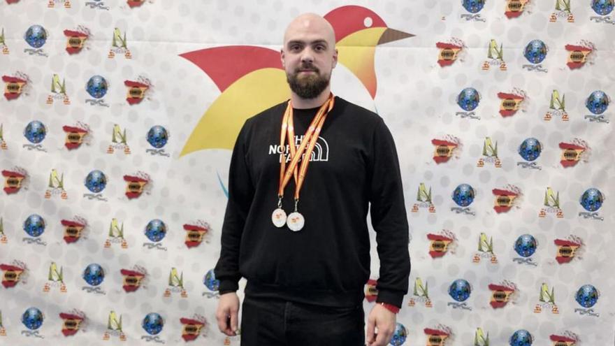 Miguel posa con las medallas en el mundial celebrado en Talavera.