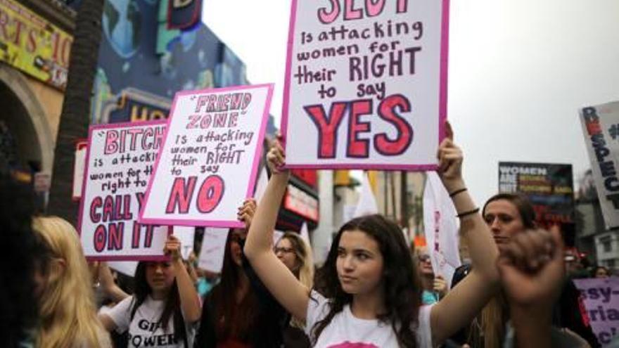 Varias mujeres, durante la marcha de protesta en Hollywood.