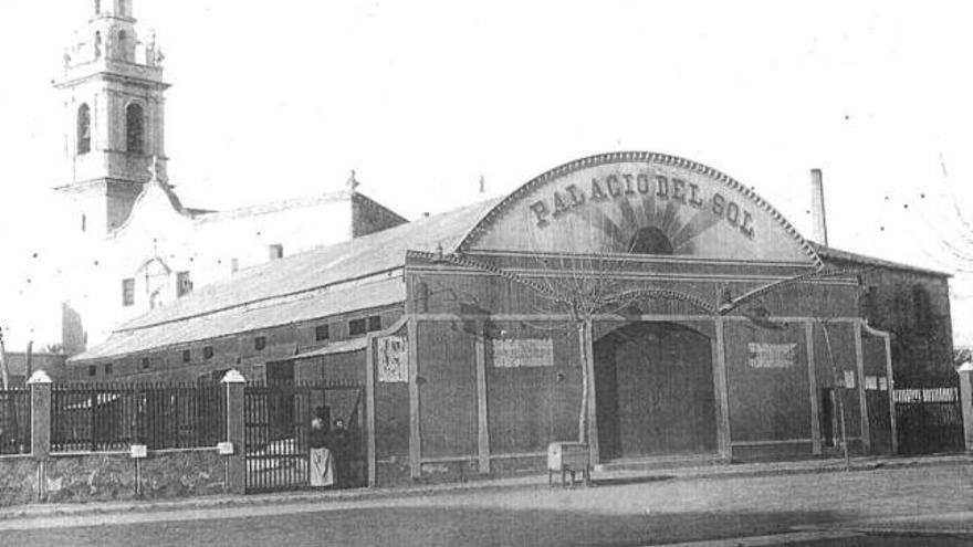 La fachada del pabellón El Palacio del Sol, en la que predominaban los materiales desmontables de madera, y que se asentaría definitivamente después de Elche en Dénia.