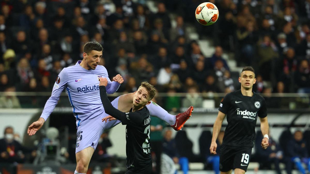 Lenglet despeja un balón ante el acoso de Lindstrom, con Borré en segundo término.