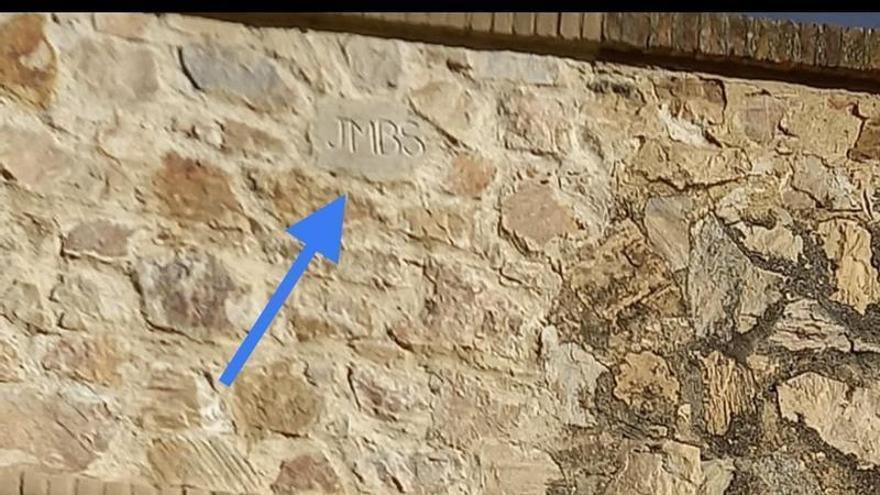 El PSOE critica unas iniciales talladas en una piedra del baluarte de San Roque