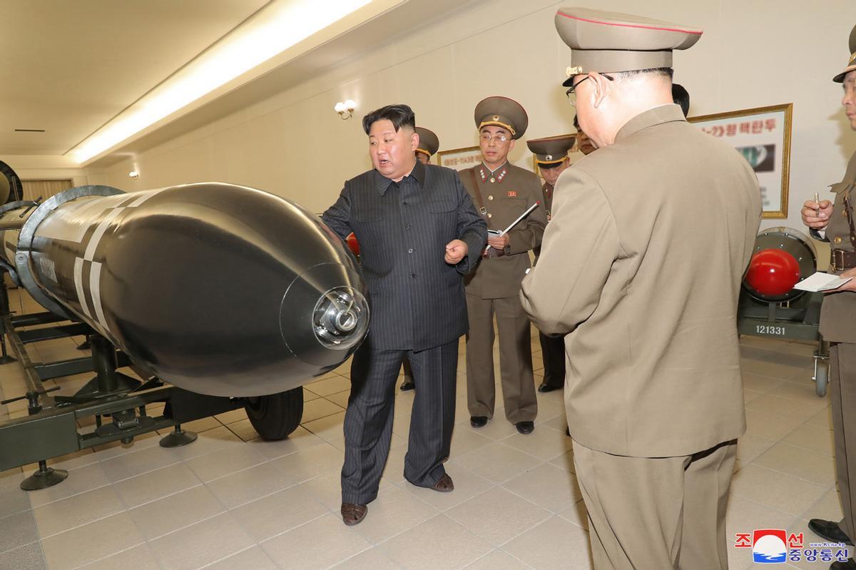 El líder norcoreano, ante un arma nuclear de su creciente arsenal