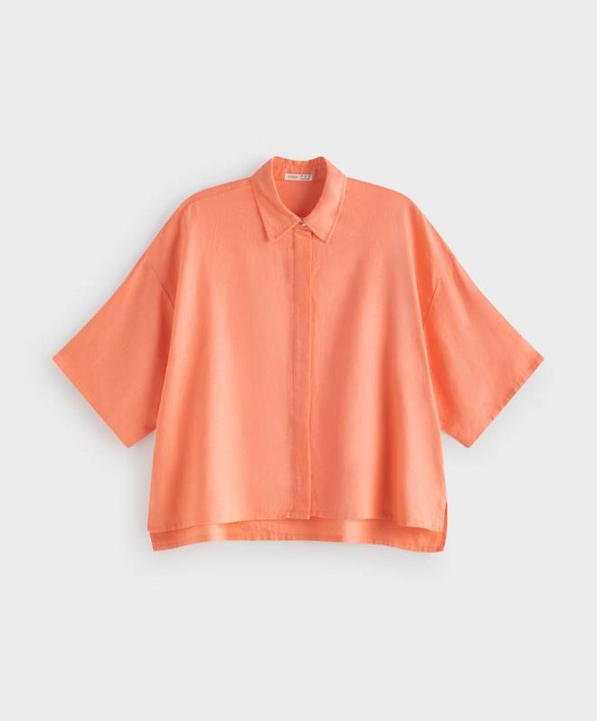 Camisa de lino de manga corta en tono coral, de Oysho