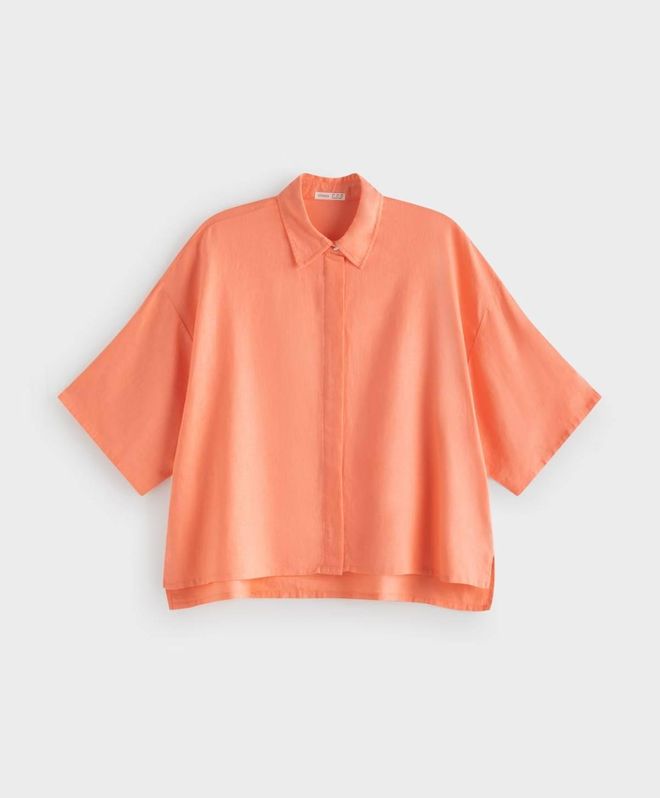 Camisa de lino de manga corta en tono coral, de Oysho