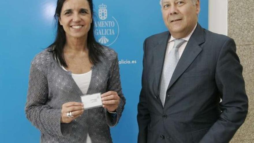 Luciano Fariña entrega a Pilar Rojo los informes de fiscalización de 2011 el pasado agosto.  // X. Álvarez