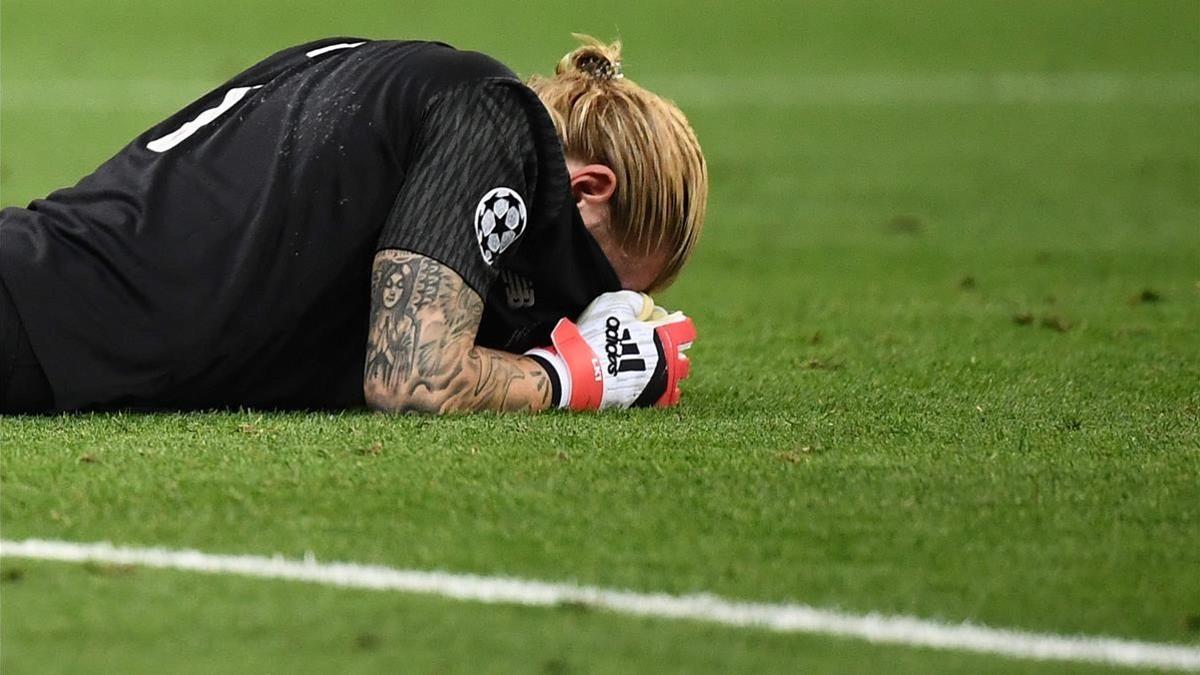 Karius, lamentándose tras sus errores en la final.