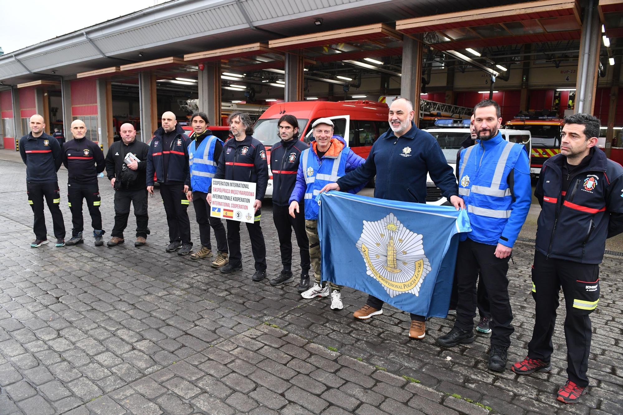 Parten de A Coruña los bomberos y policías que llevarán ayuda a Ucrania y traerán a una veintena de refugiados