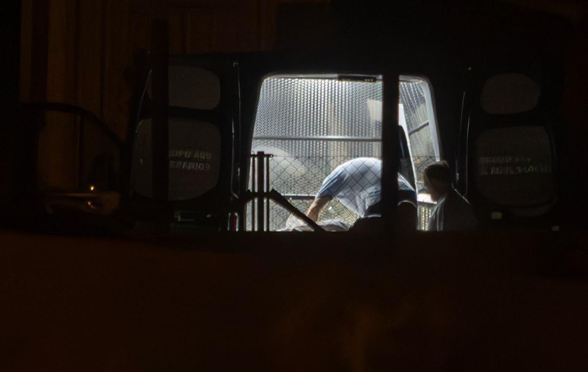 La comisión judicial se personó en el chalet para autorizar el levantamiento de los cadáveres.