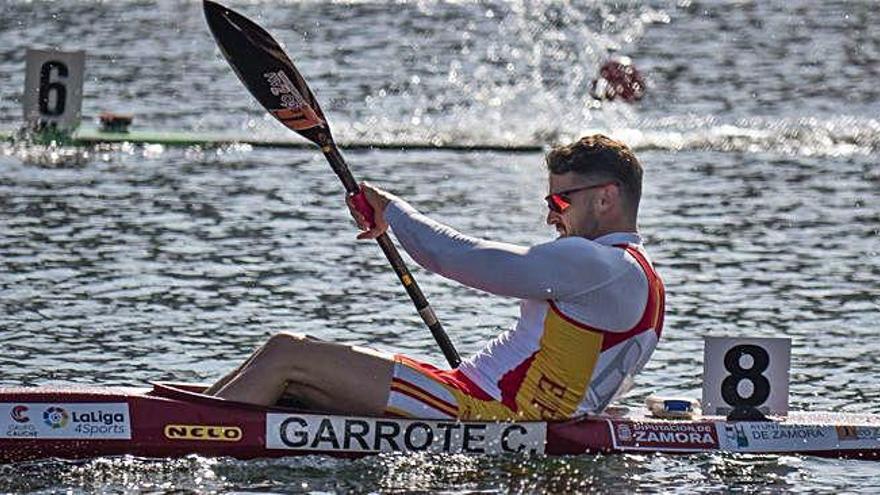 Carlos Garrote frena tras cruzar la meta en primer lugar durante la regata clasificatoria de ayer.